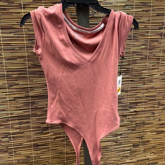 Calvin Klein Jeans Women's Cap-Sleeve V-Neck Bodysuit - Savannah Size S - Picture 2 of 3